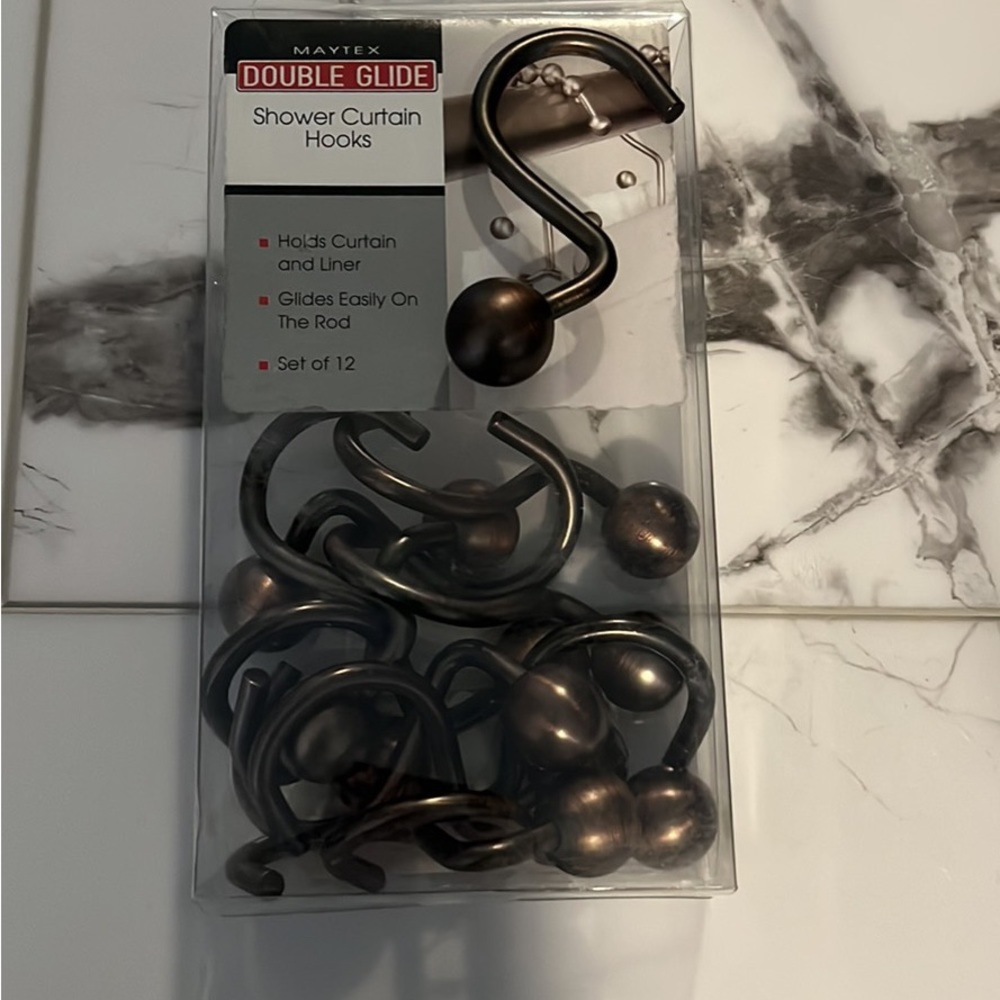 Set of bathroom curtain rod hooks